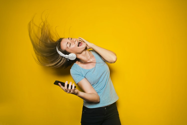 Học và luyện nói tiếng anh thông qua nghe nhạc, xem video
