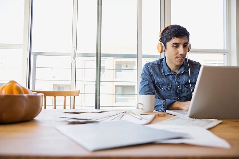 Luyện nghe theo cả hình thức bị động và chủ động giúp bạn luyện phát âm hiệu quả | ELSA Speak