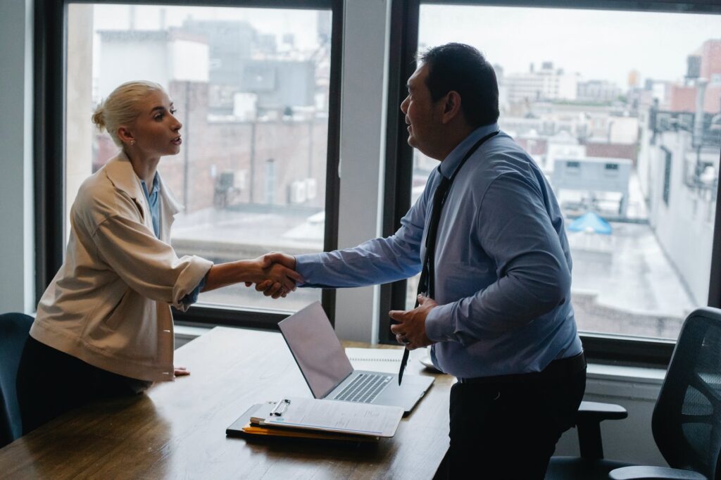 Những mẫu câu giao tiếp tiếng Anh cơ bản cho người đi làm | ELSA Speak