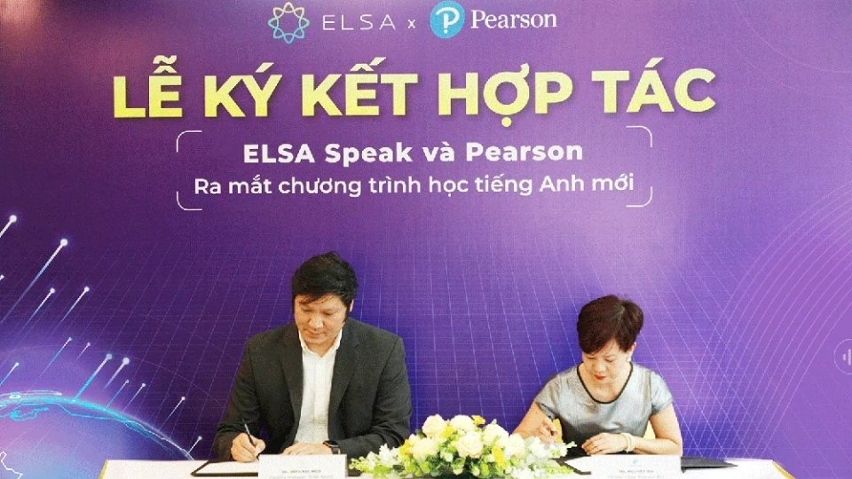 Đại diện ELSA Speak (bên trái) & Pearson (bên phải) trong buổi lễ ký kết