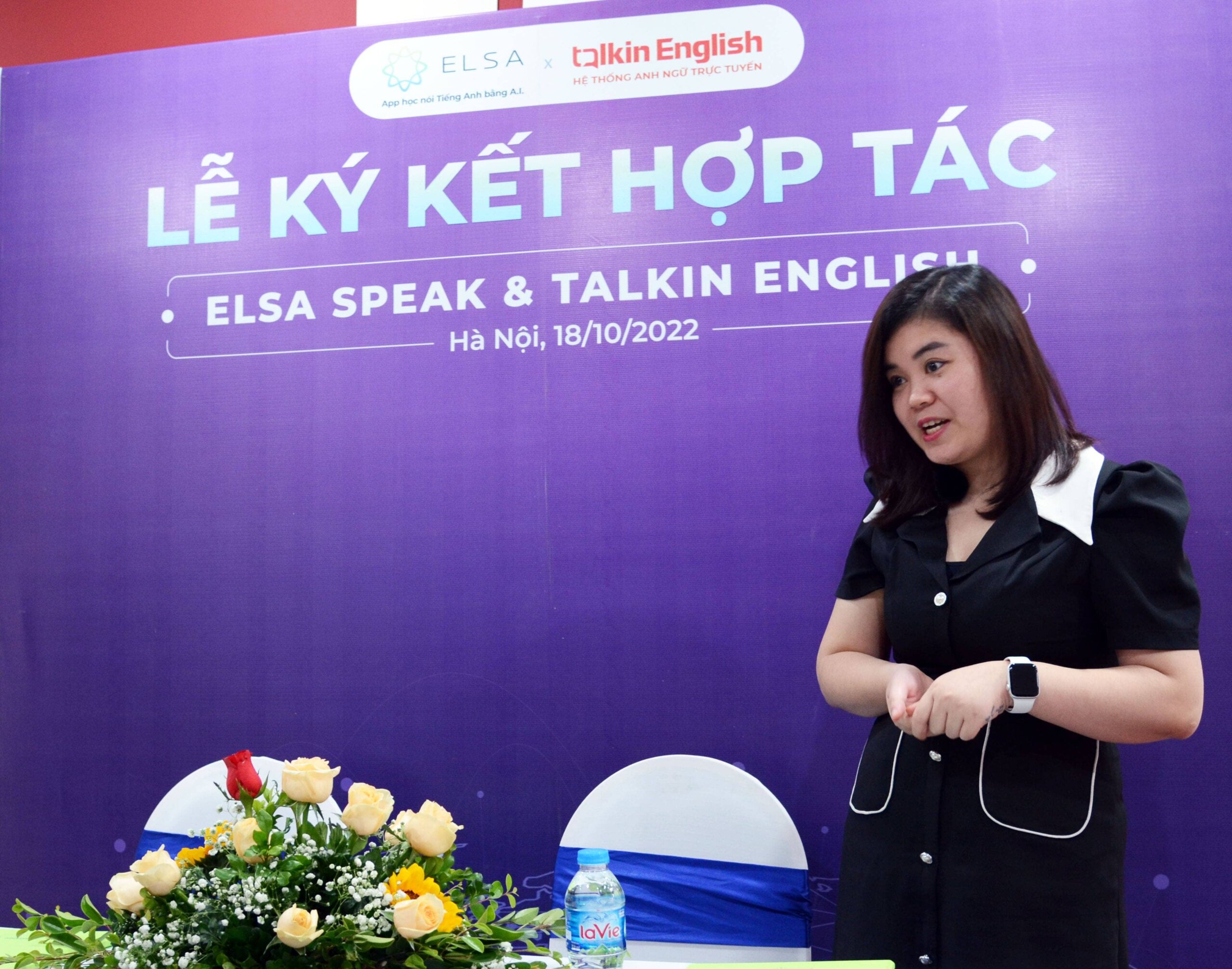 Bà Nguyễn Thị Bích Trâm đại diện Hệ Thống Anh Ngữ Trực Tuyến Talkin English chia sẻ trong buổi ký kết