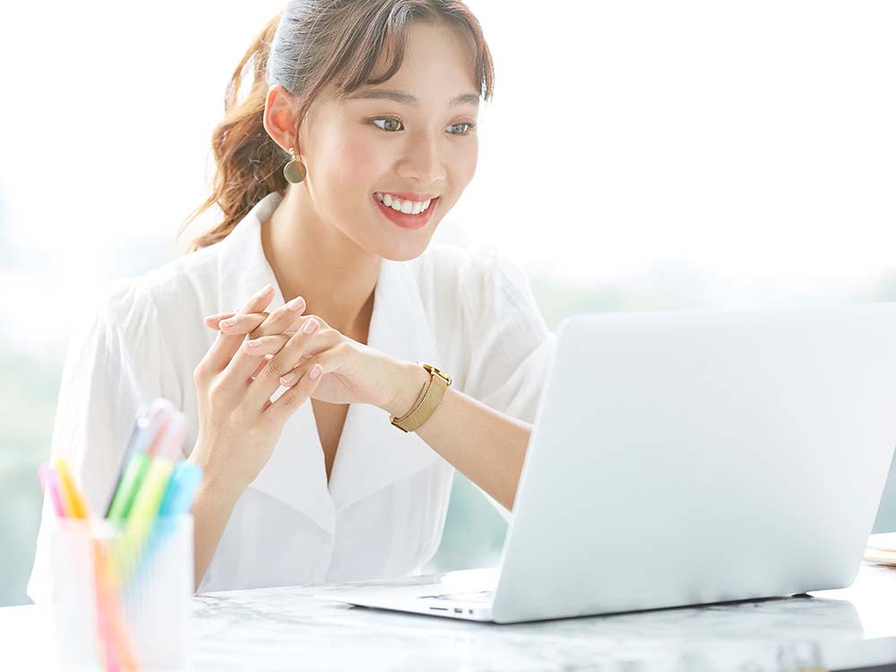 reply to interview email in English - confirm interview schedule
