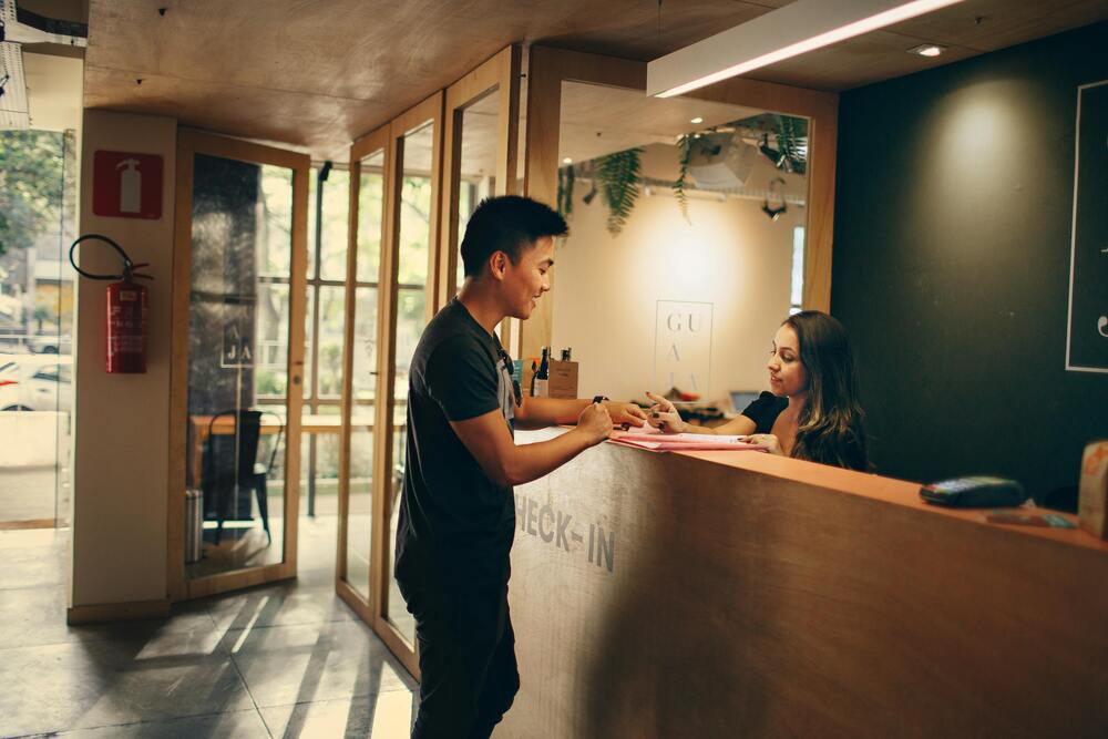 Mẫu câu giao tiếp tiếng Anh khách sạn khi từ chối yêu cầu của khách hàng