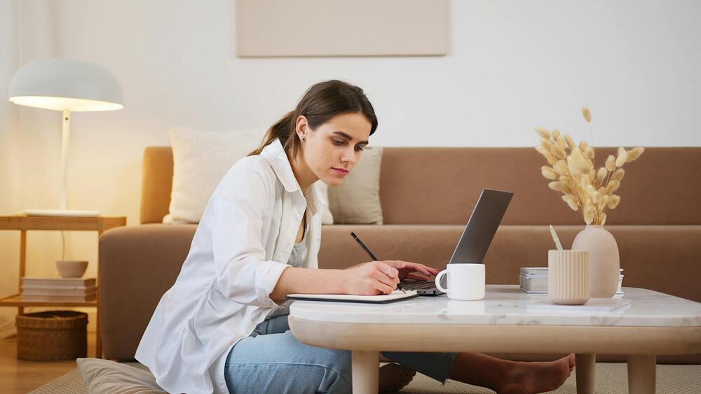 Kết hợp học bảng phát âm tiếng Anh và luyện nghe thường xuyên | ELSA Speak