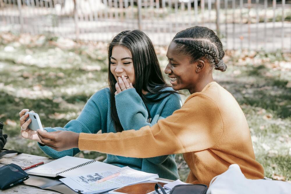Nên học tiếng Anh giao tiếp hay IELTS khi xin việc làm