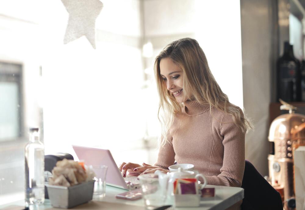 Cách tự học tiếng Anh giao tiếp tại nhà online theo lộ trình cùng ELSA Speak | ELSA Speak