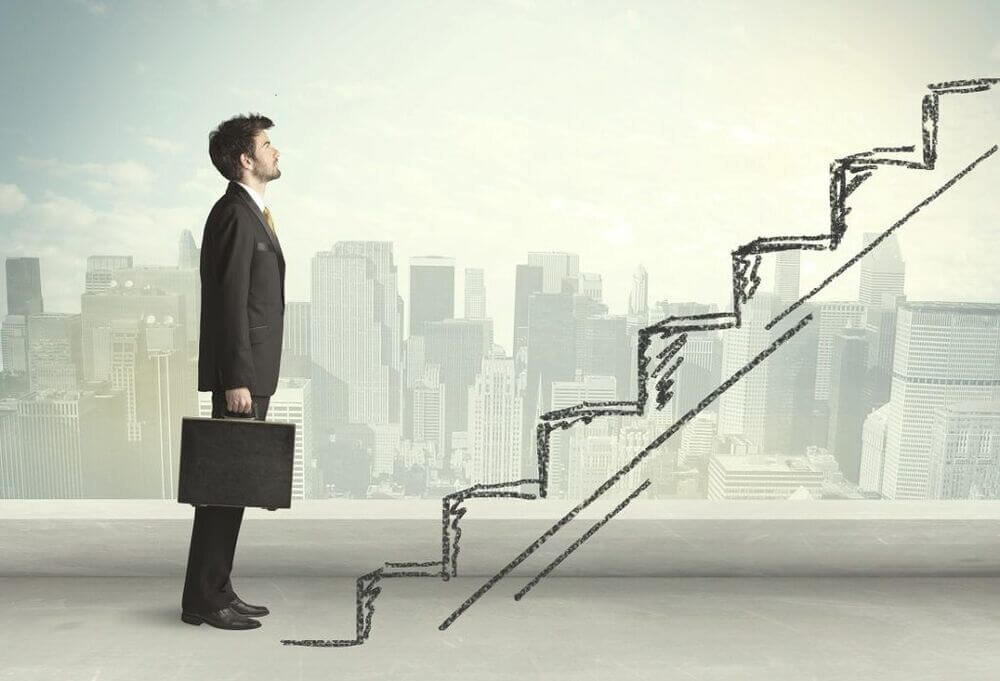 Sở hữu kỹ năng nói tiếng Anh tốt có thể giúp bạn thăng tiến nhanh hơn trong công việc.