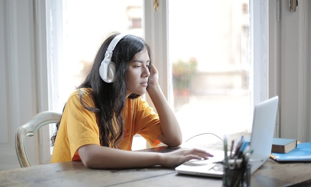 Luyện nghe tiếng Anh thường xuyên giúp bạn quen với phát âm và ngữ điệu.