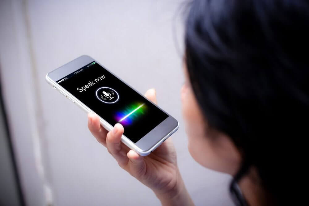 Ghi âm bài nói của bản thân giúp bạn phát hiện ra những lỗi sai thường gặp của mình để chỉnh sửa cho chính xác