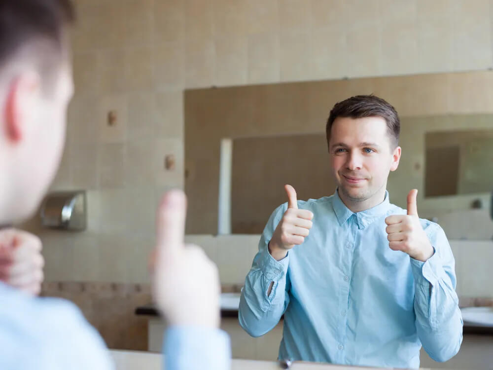 Luyện nói trước gương là một trong những phương pháp giúp cải thiện sự tự tin trong giao tiếp tiếng Anh