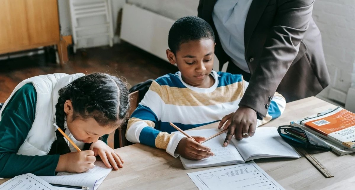 Cấu trúc Deny trong tiếng Anh: Cách dùng và phân biệt với Refuse