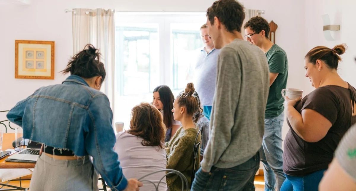 Câu bị động thì hiện tại đơn: cách dùng & Bài tập có đáp án