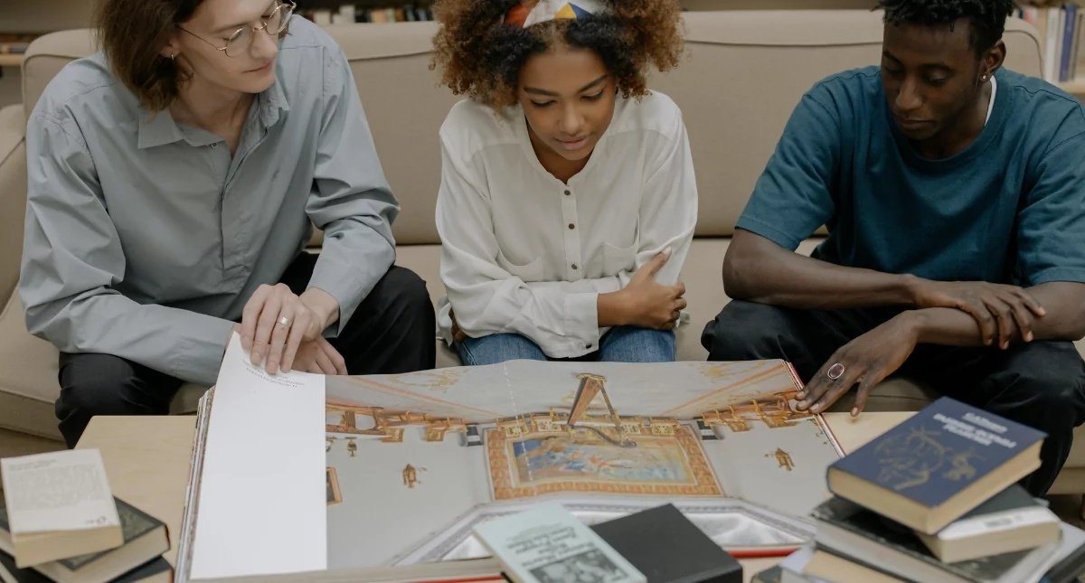 Câu bị động thì tương lai đơn (future passive): Cấu trúc, bài tập áp dụng